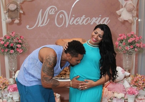 Naldo e moranguinho fazem chá de bebê para filha