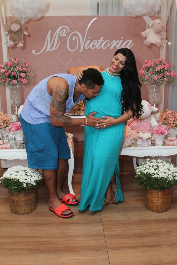 Naldo e moranguinho fazem chá de bebê para filha