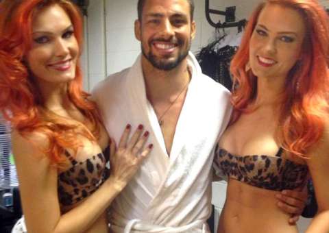 Cauá Reymond aparece de roupão em meio a gêmeas de  roupa íntima