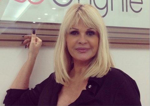 Monique Evans recebe alta de clínica e diz que está apaixonada