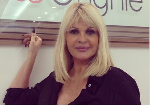 Monique Evans recebe alta de clínica e diz que está apaixonada