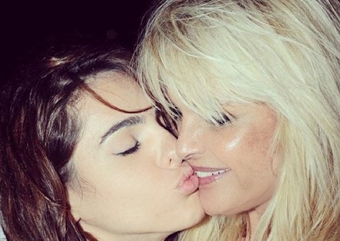  Assumiu: Monique Evans posta foto sendo beijada pela namorada