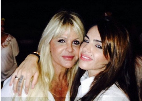 Monique Evans se irrita após ser apontada como namorada de mulher