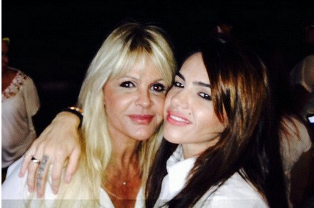 Monique Evans se irrita após ser apontada como namorada de mulher