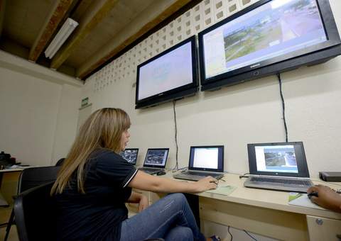 Enquanto eles brincavam de boi, alguém olhava e vigiava