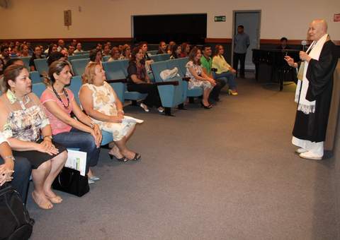 Monja budista faz palestra sobre desenvolvimento empresarial