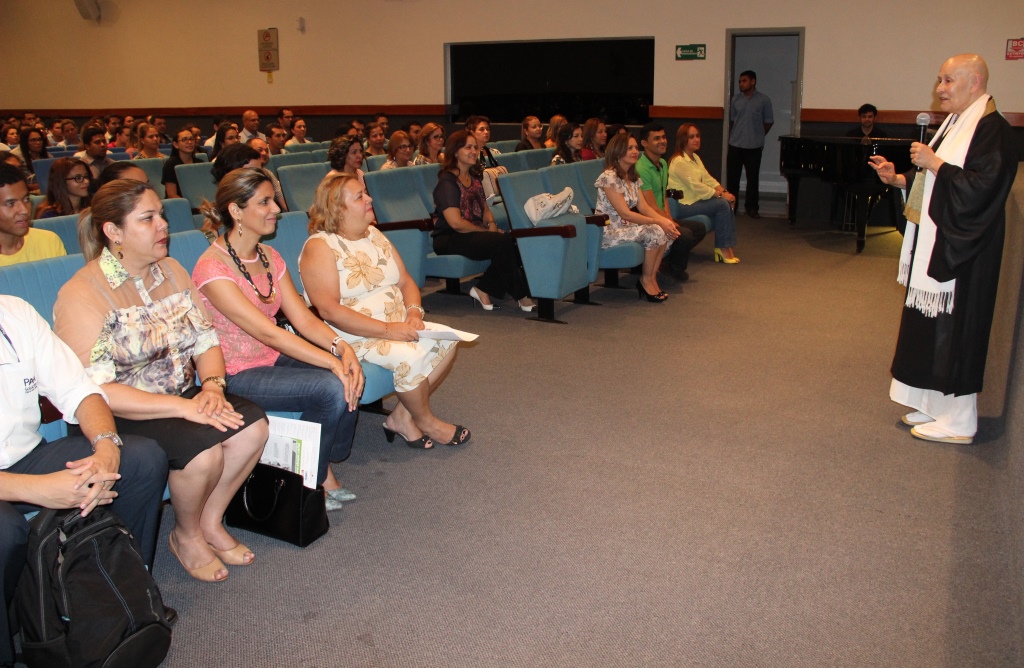 Monja budista faz palestra sobre desenvolvimento empresarial