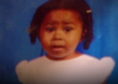 Para se vingar de vizinha, mulher esfaqueia criança de 4 anos que ia para a escola