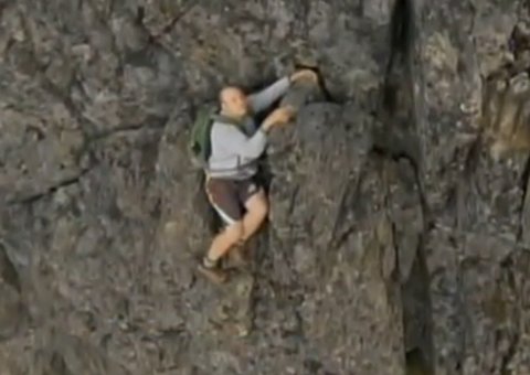  Vídeo mostra montanhista preso em penhasco após quase cair
