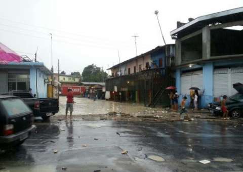 Soterramento de casas e alagações em Manaus