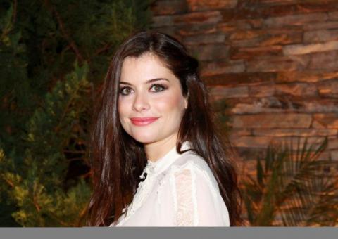 Alinne Moraes revela rosto do filho em foto