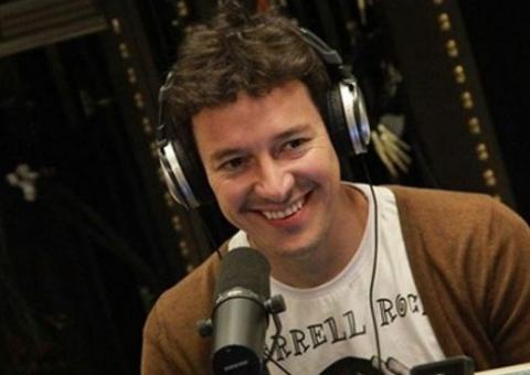  Rodrigo Faro sobre papel de cantor 15 anos mais novo em filme 'vou ter que cair no botox'