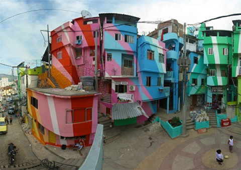 Jornalistas estrangeiros visitam o morro colorido de Santa Marta no RJ