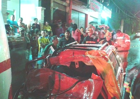 Colisão entre Fiat e micro-ônibus deixa um morto