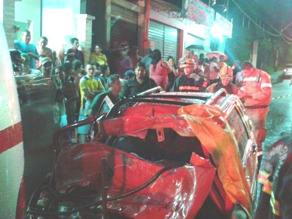 Colisão entre Fiat e micro-ônibus deixa um morto