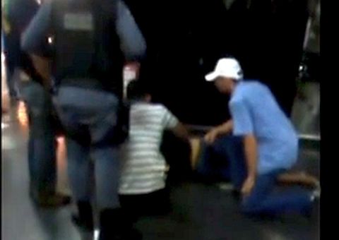 Populares tentam socorrer homem ferido a bala