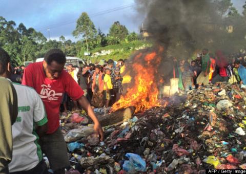 Mulher acusada de bruxaria é queimada viva