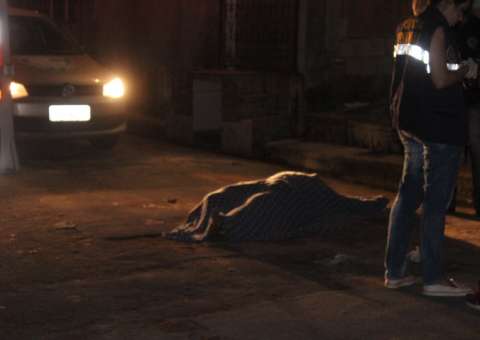 Homem é assassinado a facadas em Zona Leste de Manaus