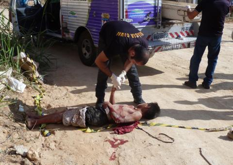 Garoto de 13 anos é encontrado morto a tiros e com unhas arrancadas