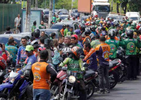 Mototaxistas pressionam Artur, mas ele diz que não cederá