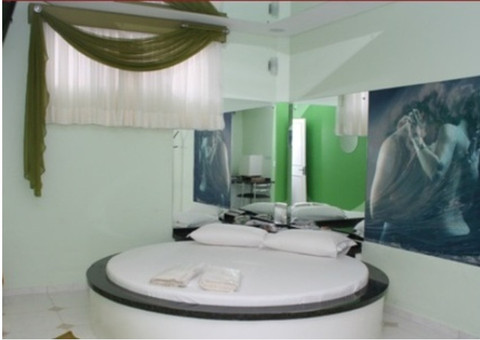 Espelho de motel cai do teto e casal fica ferido