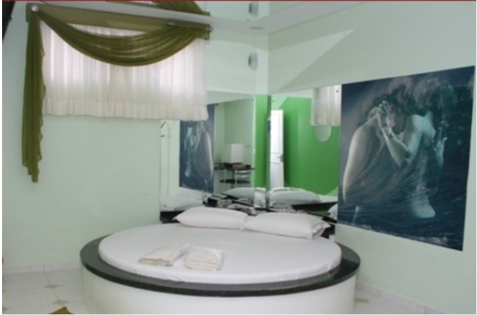 Espelho de motel cai do teto e casal fica ferido