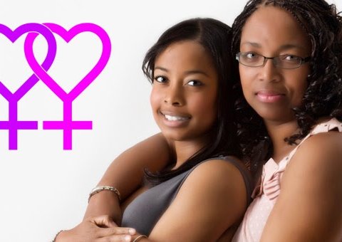 Notícia sobre namoro entre mãe e filha circulando na web é FALSA