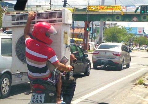 Calor faz motoqueiro usar ar condicionado