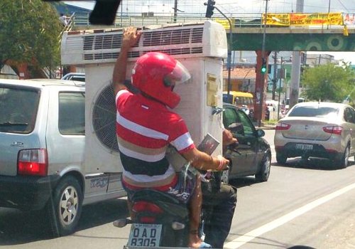 Calor faz motoqueiro usar ar condicionado
