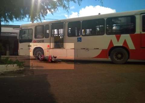 Motoqueiro vacila e moto vai parar embaixo de ônibus