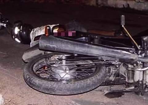 Droga no bolso, placa da moto falsa e dois tiros no corpo