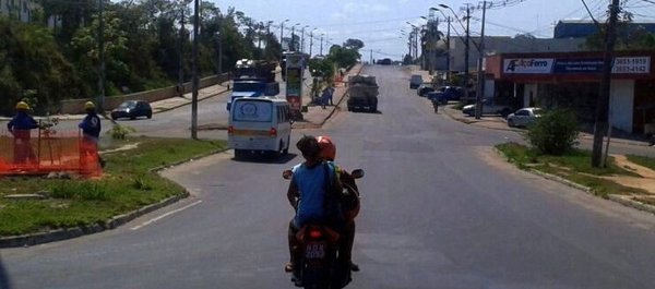 Capacete pega carona e vai passear de moto