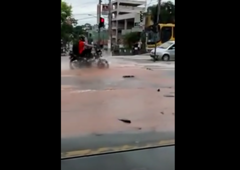 Veja o perigo de andar de moto durante enchente
