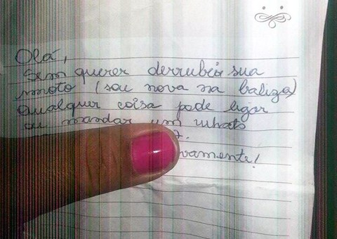 Mulher encontra bilhete deixado por motorista que bateu em sua moto; veja o que diz