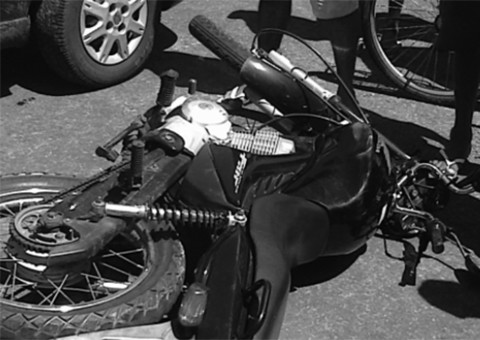 Motociclista morre ao bater em picape e ser atingido por caminhão