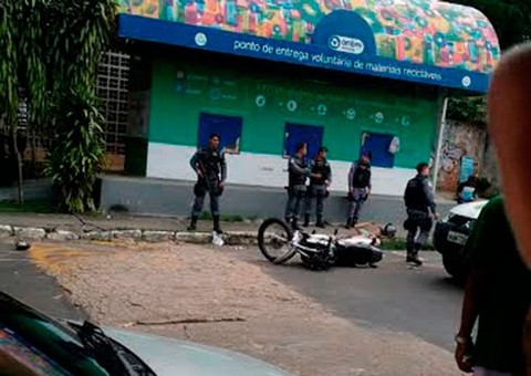 Motoqueiro que pilotava moto roubada bate em viatura policial e é preso