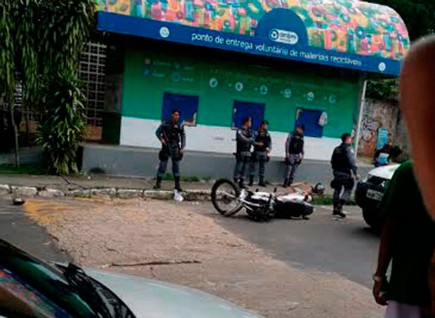 Motoqueiro que pilotava moto roubada bate em viatura policial e é preso