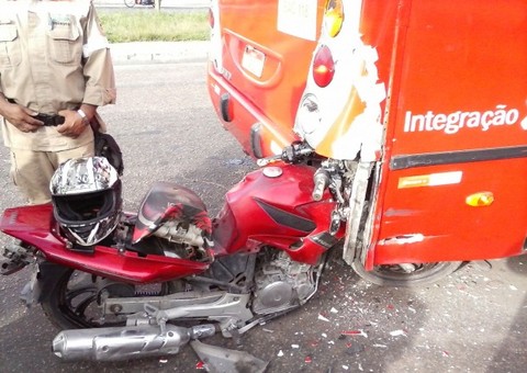 Motoqueiro em alta velocidade morre ao colidir com ônibus