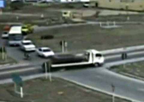 Motociclista é atravessado por caminhão e sobrevive. Assista