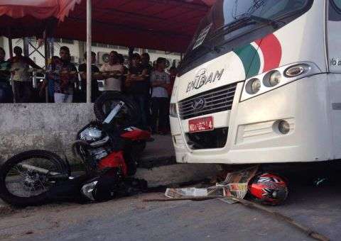 Ônibus de transporte especial atropela e mata motociclista,