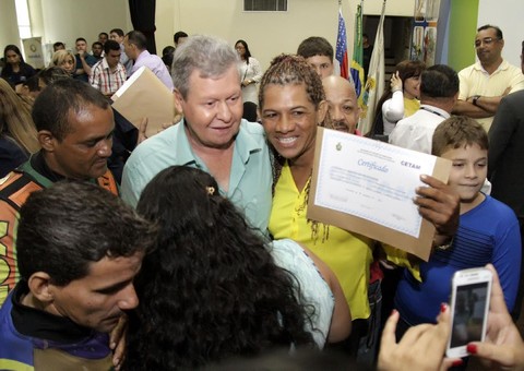 Mais de 200 mototaxistas recebem certificado para atuar na profissão