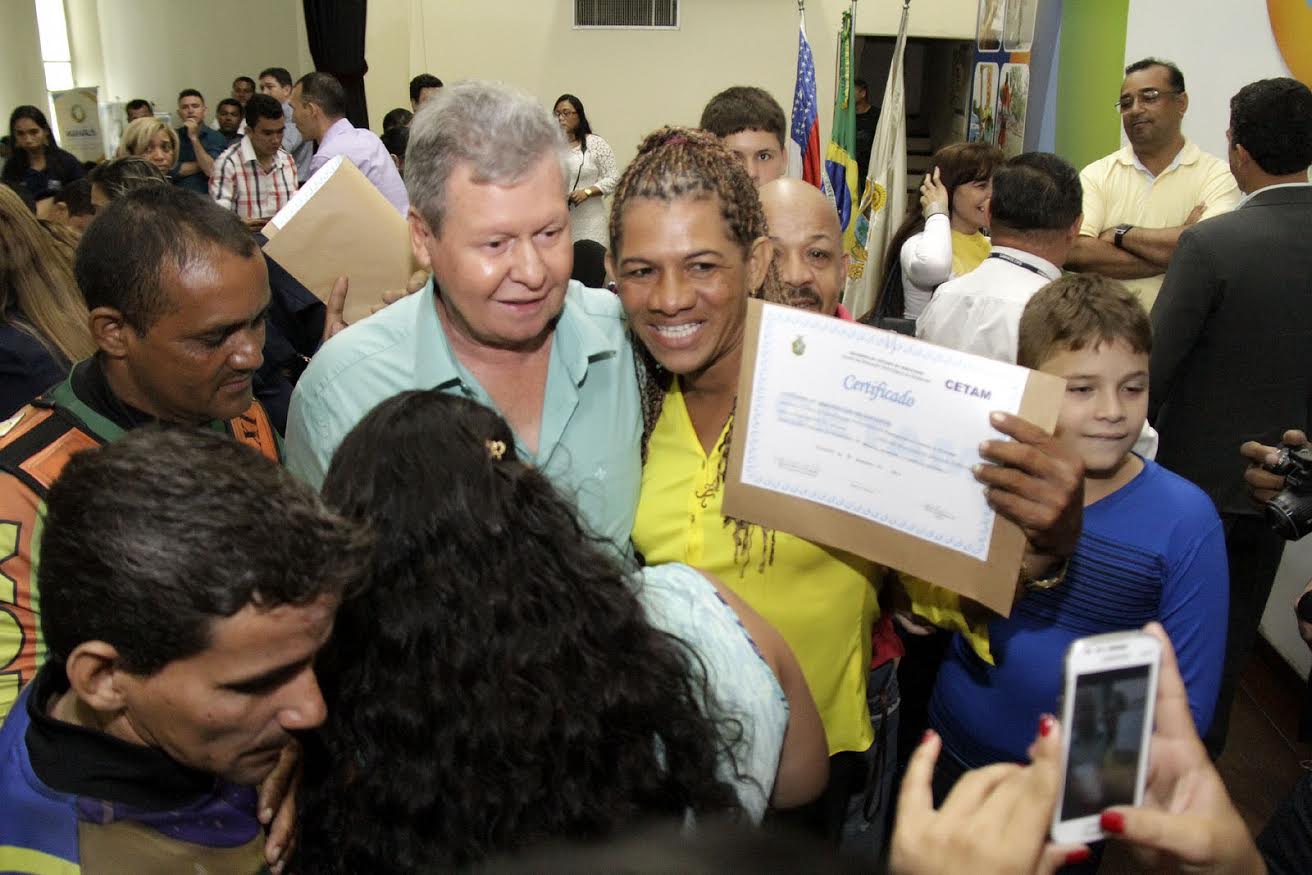 Mais de 200 mototaxistas recebem certificado para atuar na profissão