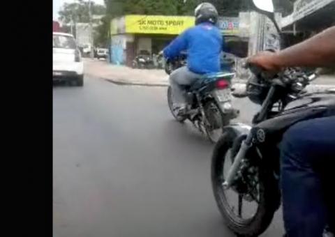 Com pneu da moto furado, motoqueiro arrisca acidente na Max Teixeira