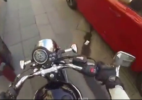 Motoqueira ensina educação para quem joga lixo fora dos carros na Rússia