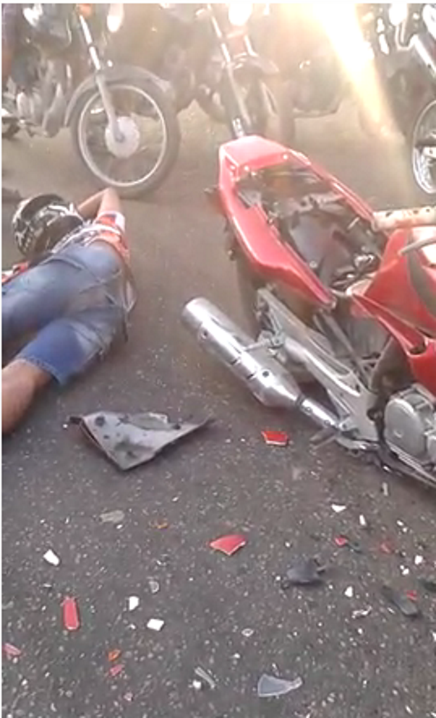 Motoqueiro em alta velocidade morre ao colidir com ônibus
