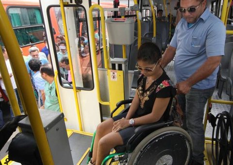 Profissionais de ônibus viram usuários com necessidades especiais