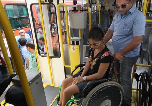 Profissionais de ônibus viram usuários com necessidades especiais