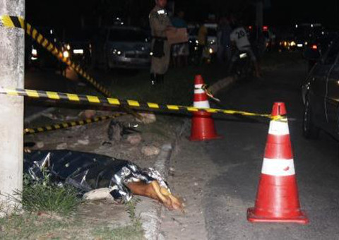 Homem colide moto com poste e morre