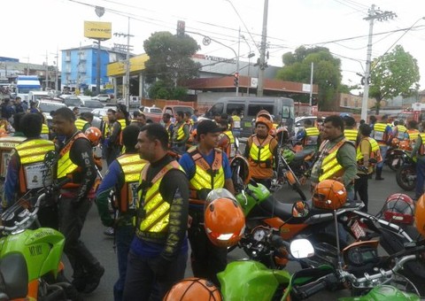 Avenida Brasil fechada por mototaxistas
