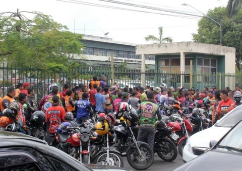 Mototaxistas fecham avenida Brasil para reivindicar mais vagas